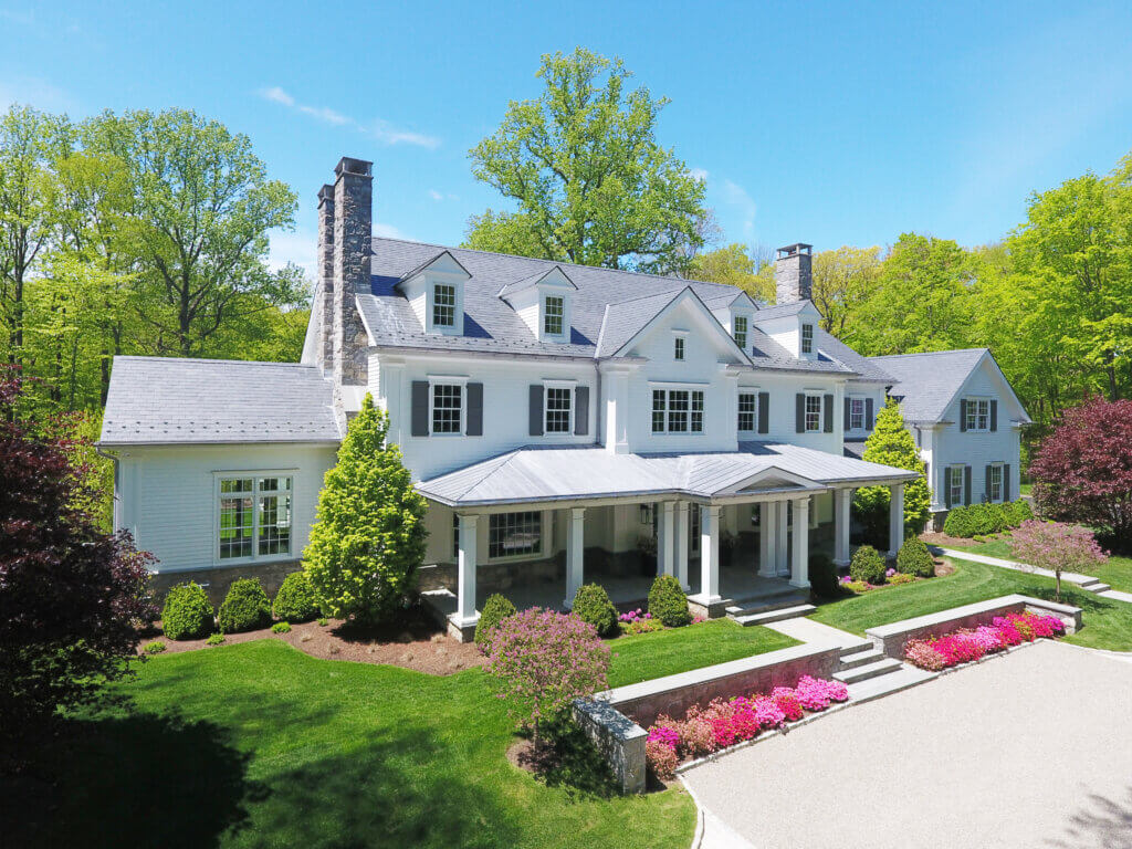 Demotte Architects Colonial style house with porch